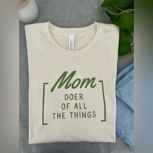 ‘Mom- Doer of all the things’ T Shirt size L